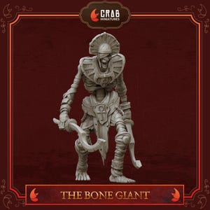 Peut inclure: Miniature grise représentant un Bone Giant squelettique, tenant des lames incurvées. La figurine est enveloppée de bandages et porte une coiffe. Le texte "THE BONE GIANT" est affiché en bas de l'image, avec le logo Crab Miniatures en haut.