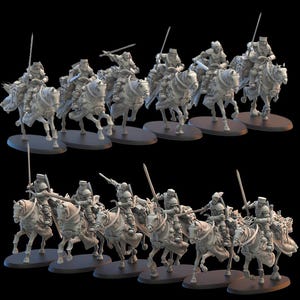 Könnte beinhalten: Eine Sammlung von Miniaturfiguren, die berittene Ritter in voller Rüstung darstellen. Jeder Ritter reitet auf einem Pferd und hält ein Schwert oder eine Lanze. Die Figuren sind in einer neutralen Farbe gehalten und auf ovalen Sockeln vor schwarzem Hintergrund angeordnet.