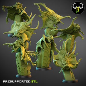 Op de afbeelding: Een verzameling groene, gestileerde monsterbeeldjes, elk geplaatst op een houten pilaar. De wezens hebben grote vleugels en scherpe tanden. De tekst "PRESUPPORTED STL" staat onderaan. Een logo staat rechtsboven.