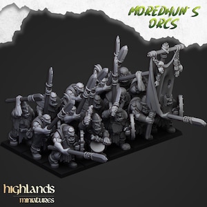 Puede incluir: Un grupo de miniaturas de orcos grises, armados con lanzas, espadas y escudos, sobre una base negra. El texto "MOREDHUN'S ORCS" es visible en la parte superior y "highlands miniatures" en la inferior.