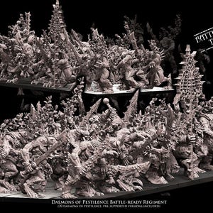 Op de afbeelding: Een verzameling grijze, gevechtsklare miniatuurfiguren, met gehoornde wezens met stekelige wapens en bepantsering. De figuren zijn gerangschikt op niveaus, met de tekst "Daemons of Pestilence Battle-Ready Regiment" eronder.