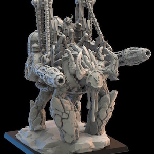 Peut inclure: Miniature grise détaillée d'une machine de guerre avec une figurine assise. Le modèle présente des éléments mécaniques et organiques complexes, notamment des chaînes, des canons et un aspect rocheux texturé. Il repose sur une base rectangulaire.
