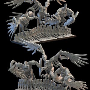 Könnte beinhalten: Eine detaillierte, hellgraue Miniaturskulptur mit mehreren vogelartigen humanoiden Figuren mit großen, verzierten Flügeln. Die Figuren sind auf einem Sockel mit einer knochenartigen Struktur vor einem schwarzen Hintergrund angeordnet. Die Skulptur ist sehr detailliert.