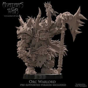 Peut inclure: Figurine détaillée d'un chef de guerre orc gris, tenant une grande hache. La figurine a une armure à pointes, de grandes défenses et une expression menaçante. La base indique "Orc Warlord" et "Pre-Supported Version Included."