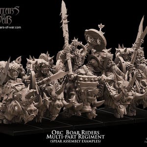 Peut inclure: Régiment multi-pièces Orc Boar Riders, exemples d'assemblage de lances. L'image montre un groupe de figurines miniatures détaillées chevauchant des sangliers, avec des lances et des boucliers. Les figurines sont de couleur neutre, avec le texte "Avatars of War" en haut.