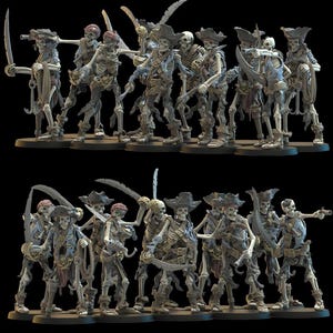 Può includere: Una collezione di miniature di scheletri pirata, ognuno con una spada o una pistola. Le figure indossano cappelli a tricorno e abiti strappati, con una colorazione grigia. Le figure sono disposte su due file.