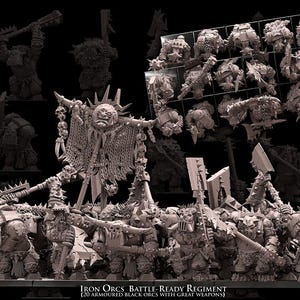 Op de afbeelding: Een verzameling onbeschilderde Iron Orc miniatuurfiguren, waaronder een figuur met een banner en meerdere figuren met verschillende wapens. De figuren staan in verschillende poses, sommige nog op hun gietbomen. De tekst "IRON ORCS BATTLE-READY REGIMENT" is zichtbaar.