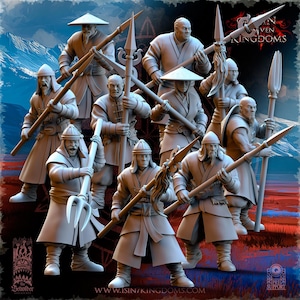 Op de afbeelding: Een groep miniatuurfiguren van krijgers in traditionele kledij, elk met een speer of paalwapen. De figuren staan in verschillende poses, met gedetailleerde gelaatstrekken en kleding. De achtergrond toont een gestileerde bergketen en de tekst "IN HEAVEN KINGDOMS".