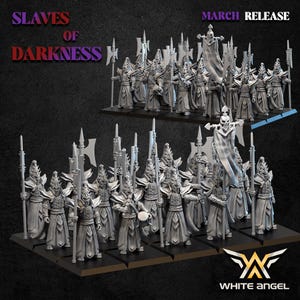 Può includere: Una collezione di figurine in miniatura grigie di guerrieri, ognuno con una lancia o un'arma in asta. Le figurine sono disposte su basi nere, con il testo "SLAVES OF DARKNESS" e "MARCH RELEASE" visibili. È presente anche il logo White Angel.