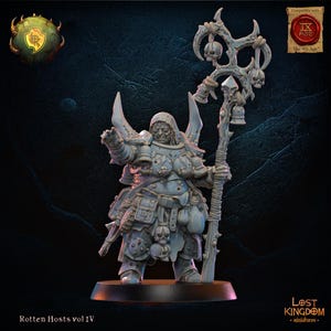 Peut inclure: Figurine miniature grise d'un personnage encapuchonné en armure, tenant un bâton orné de crânes et de cloches. La figurine est issue de la collection "Rotten Hosts vol IV", compatible avec le jeu "The 9th Age". Le logo Lost Kingdom miniatures est visible.