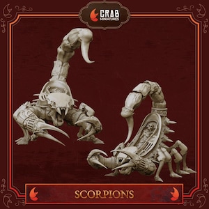 Peut inclure: Deux miniatures de scorpions détaillées avec des motifs complexes, avec de grandes pinces et des queues incurvées. Les scorpions sont de couleur beige clair, sur fond rouge foncé. Le texte "SCORPIONS" est affiché en bas.