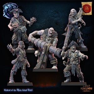 Può includere: Una collezione di dettagliate miniature raffiguranti pirati non morti. Le figure sono in varie pose d'azione, che impugnano armi come pistole e cannoni. La tavolozza dei colori è principalmente grigia e marrone, con dettagli intricati.