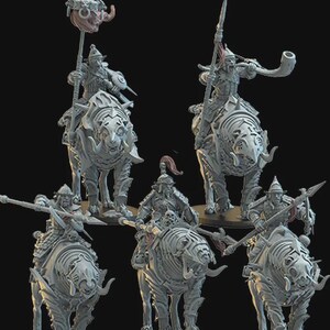 Peut inclure: Six figurines miniatures grises de guerriers chevauchant des créatures stylisées ressemblant à des tigres. Chaque guerrier est armé d'une lance ou d'une autre arme et porte un casque. Certaines figurines tiennent des cornes ou des bannières.