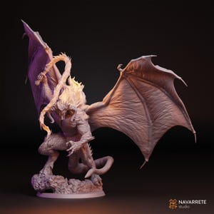 Peut inclure: Sculpture détaillée d'un démon ailé avec une crinière et une queue de feu, posé sur une base rocheuse. La créature a de grandes ailes texturées et une expression menaçante. La sculpture est de couleur neutre, avec des ombres accentuant les détails.