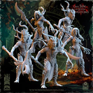 Può includere: Una collezione di sei miniature fantasy grigio chiaro, ognuna scolpita con una forma umanoide e dettagli simili a rami. Le figure sono in posa con armi, e l'immagine include il testo "ONE SIN FOR SEVEN KINGDOMS" e "The Beholder".