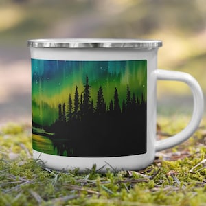 Nordlicht Camping Tasse – Aurora Borealis über einem schwedischen Waldsee