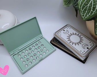 超激安 Lacquer Faux Vintage Compact in Made Mirror, Compact Case 工芸品