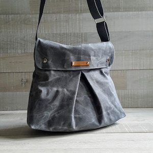 Waxed Canvas Messenger Bag in Gray MODULAR image 2