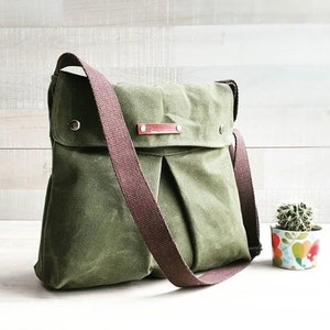 Waxed Canvas Messenger bag in Army Green  | MODULAR
