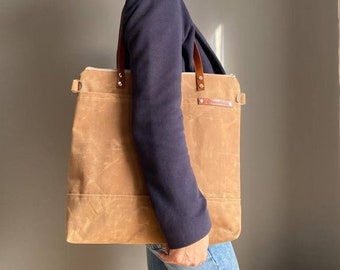 TOTE IN TELA CERATA in Beige (Tan) ZiPPERED, Unisex, Borsa laptop, Borsa pannolino, Borsa scuola, Cinturini in pelle, Caffè, Macbook Pro Bag, Tote