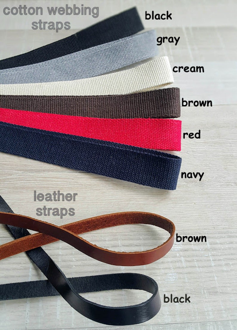 Op de afbeelding: Assortiment van katoenen banden in zwart, grijs, cr&egrave;me, bruin, rood en marine. Lederen banden in bruin en zwart.