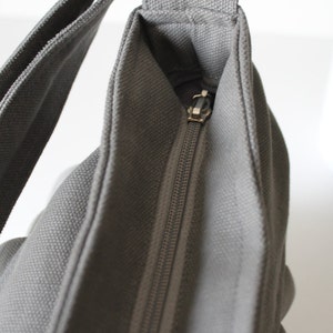 Nueva bolsa plisada de lona en gris oliva imagen 5