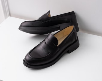 Svarta handgjorda läderloafers med bred tå, anatomiska pennyskor