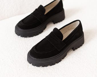 Schwarze Wildleder Plateau Loafers, Slip-On Schuhe