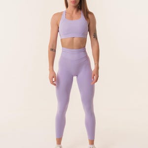 Stylish Women&#39;s Athletic Outfit, High-Waisted Leggings with Crop Top, Great for Yoga and Casual Wear, Crafted from Soft and Stretchy Fabric
