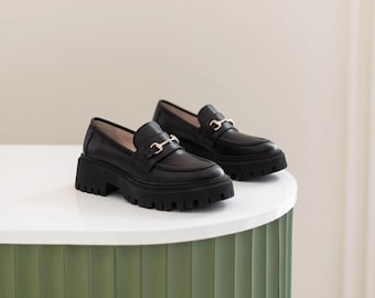Mocasines negros de piel con plataforma, estilo penny, para mujer. Zapatos casuales minimalistas.