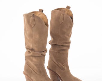 Stivali da cowboy in pelle scamosciata beige fatti a mano / Stivali alti fino al ginocchio con drappeggio in stile western