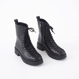 Könnte beinhalten: Paar schwarze Leder-Combat-Stiefel mit Schnürung und seitlichen Reißverschlüssen. Die Stiefel haben eine runde Spitze und eine klobige Sohle. Die Stiefel werden auf weißem Hintergrund gezeigt. Die Nummer "36987" ist unten rechts aufgedruckt.