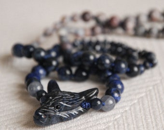 Collier en sodalite, saphir et jaspe fait à la main - Lithothérapie - Loup totem - Bijou magique - Saison Couleurs Été - Méditation