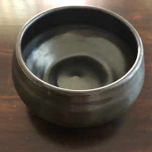 Porcelain pot with shiny black glaze