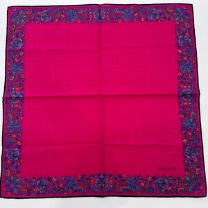 Puede incluir: Un pa&ntilde;uelo de seda rosa con un borde paisley en tonos de azul, naranja y amarillo.