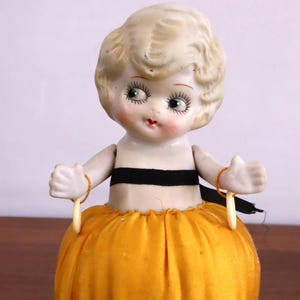 1940年代の動く目キューピー人形のピンクッション：ヴィンテージ 