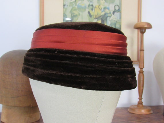 Vintage Pill Box Hat - 1960s Pleated Brown Velvet… - image 2