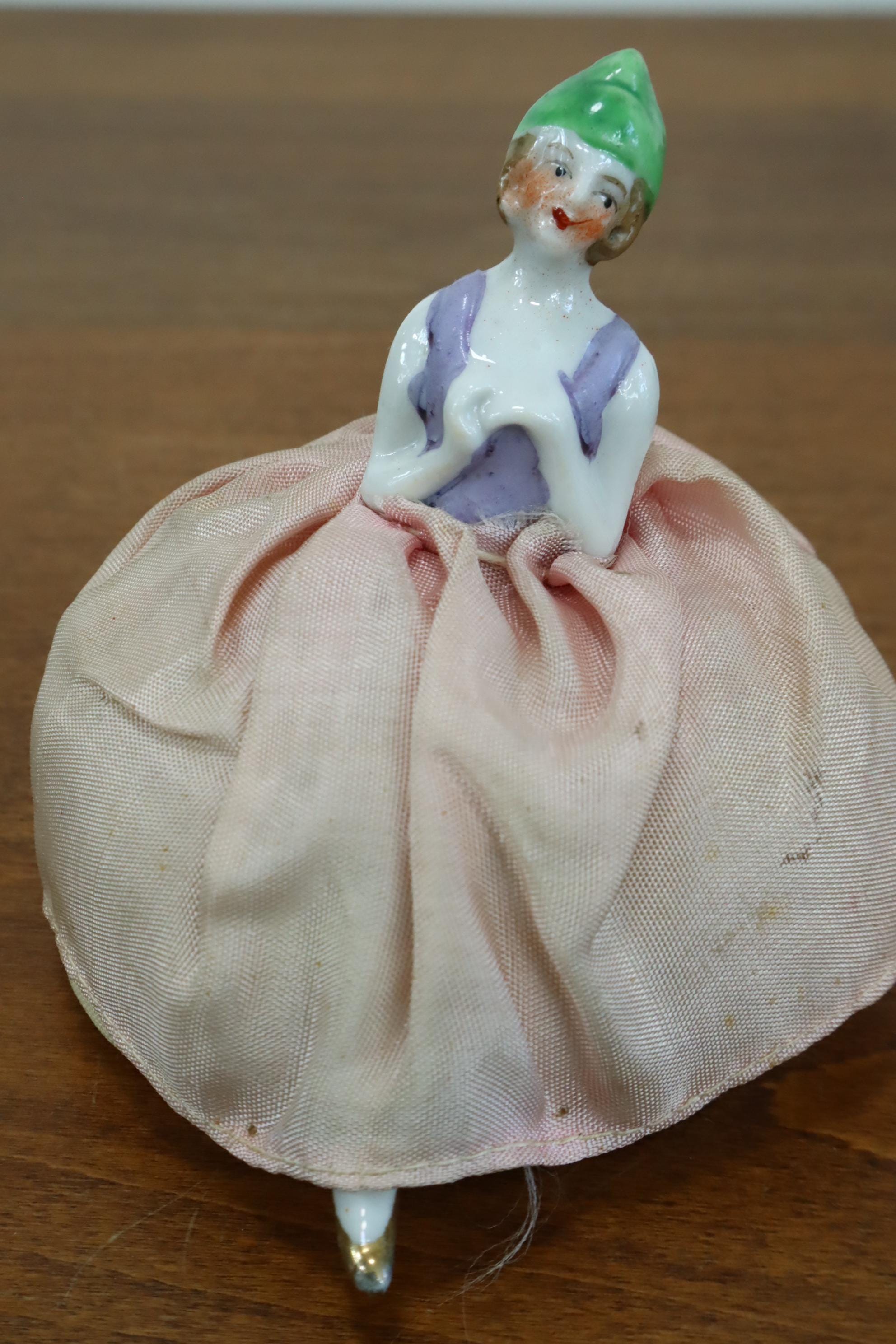 アンティークハーフドールピンクッション：1920年代の磁器製化粧台の