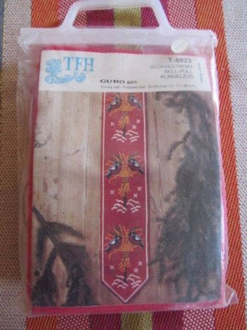 Bell Pull Embroidery Kit TFH Guro Norway Christmas Chickadees BELL PULL Klokkestreng Klingelzug Cross Stitch New In Package Scandinavian