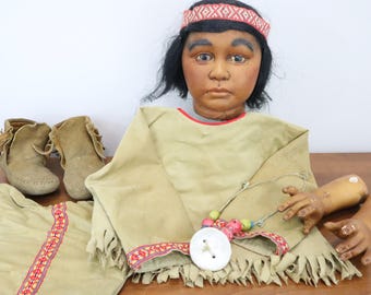Partes de muñeca infantil de tamaño natural vintage - Cabeza, manos, atuendo y mocasines de yeso - Accesorio de exhibición de rarezas espeluznantes