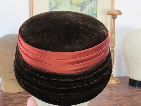 Vintage Pill Box Hat - 1960s Pleated Brown Velvet… - image 6
