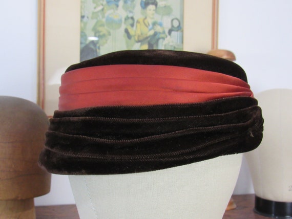 Vintage Pill Box Hat - 1960s Pleated Brown Velvet… - image 5