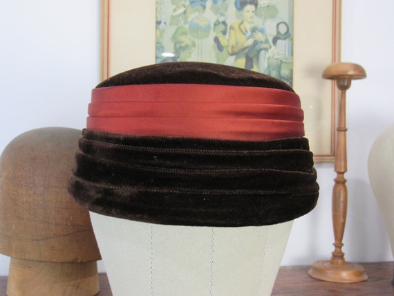 Vintage Pill Box Hat - 1960s Pleated Brown Velvet… - image 1
