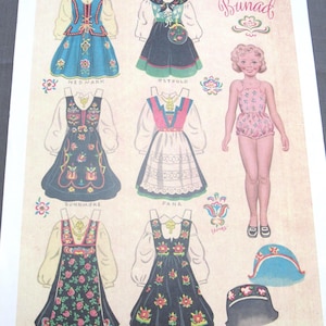 Puede incluir: Una hoja de mu&ntilde;eca de papel vintage con trajes folcl&oacute;ricos tradicionales noruegos, o bunads. La hoja incluye varios dise&ntilde;os de vestidos detallados, una mu&ntilde;eca de papel y accesorios como sombreros. Los vestidos son de varios colores con patrones florales y geom&eacute;tricos.