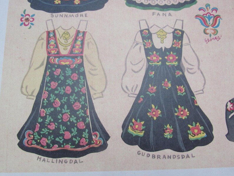 Puede incluir: Ilustraci&oacute;n de dos vestidos tradicionales. Los vestidos son de color azul oscuro con estampados florales en rojo, rosa y amarillo. El vestido de la izquierda est&aacute; etiquetado como "HALLINGDAL" y "SUNNM&Oslash;RE". El vestido de la derecha est&aacute; etiquetado como "GUDBRANDSDAL" y "FANA".