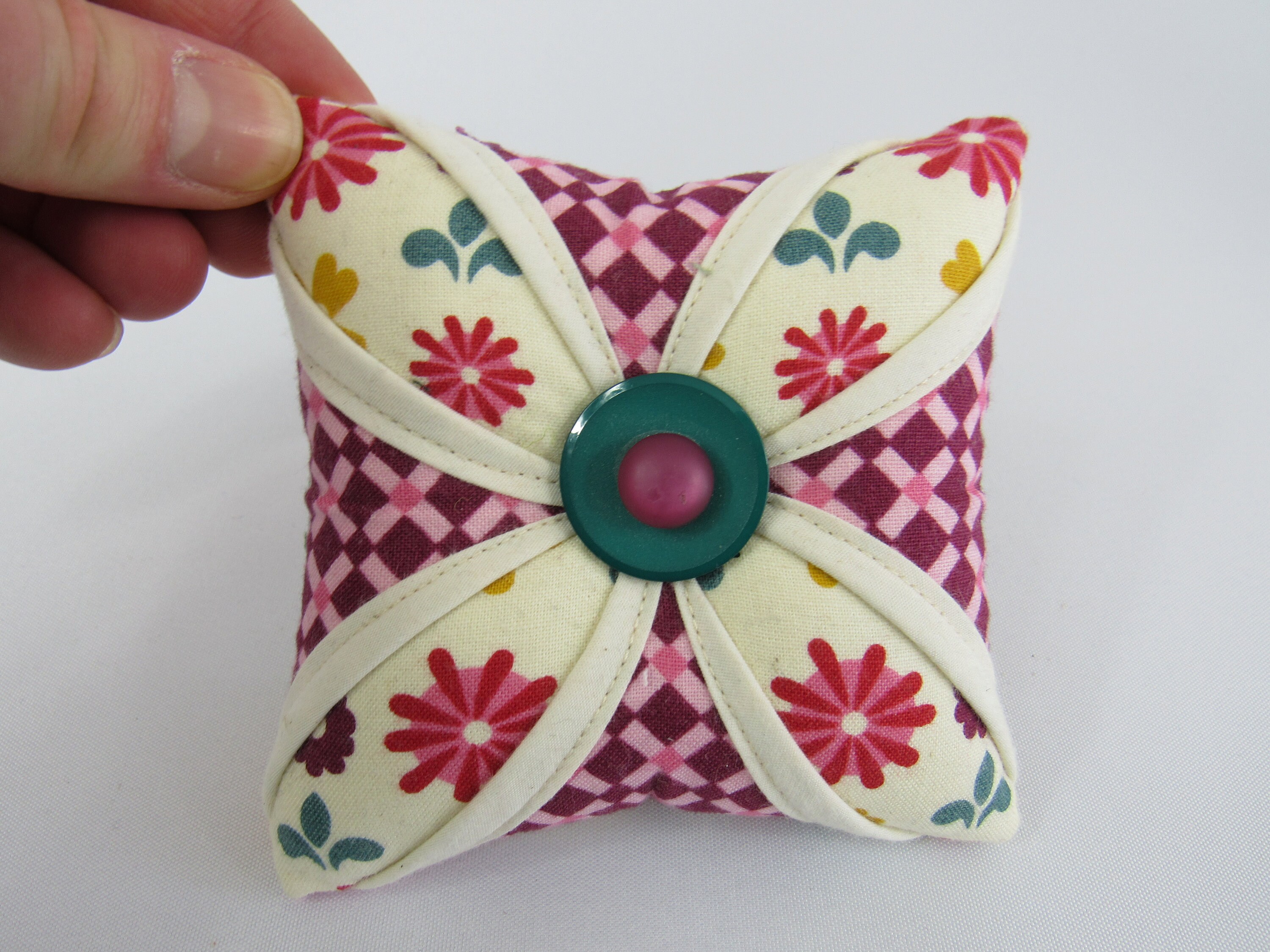 NEW Quilt Lover's Pincushion Pillow Handcrafted Quilted Pin Cushion 4  Vintage Buttons Pin Holder Pins Quilting Sewing Tool 