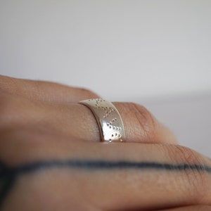 sterling silver custom word on band Bild 6