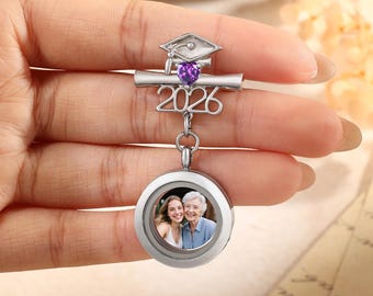 Benutzerdefinierte Foto-Grad-Pin, personalisierte Klasse von 2026 Geschenk, Abschlusskappe & Diplom, Andenken-Brosche mit Geburtsstein, Abschluss-Gedenkgeschenk