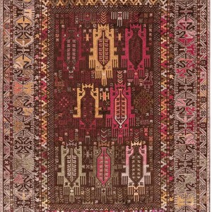 Può includere: Un tappeto rettangolare con un motivo complesso, dominato dal marrone scuro. Il design incorpora elementi geometrici e floreali ripetuti in rosso, rosa, giallo e beige. Il tappeto ha un bordo dettagliato.