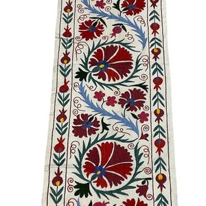 Camino de mesa Suzani de seda bordado a mano: motivo de granada, arte popular uzbeko